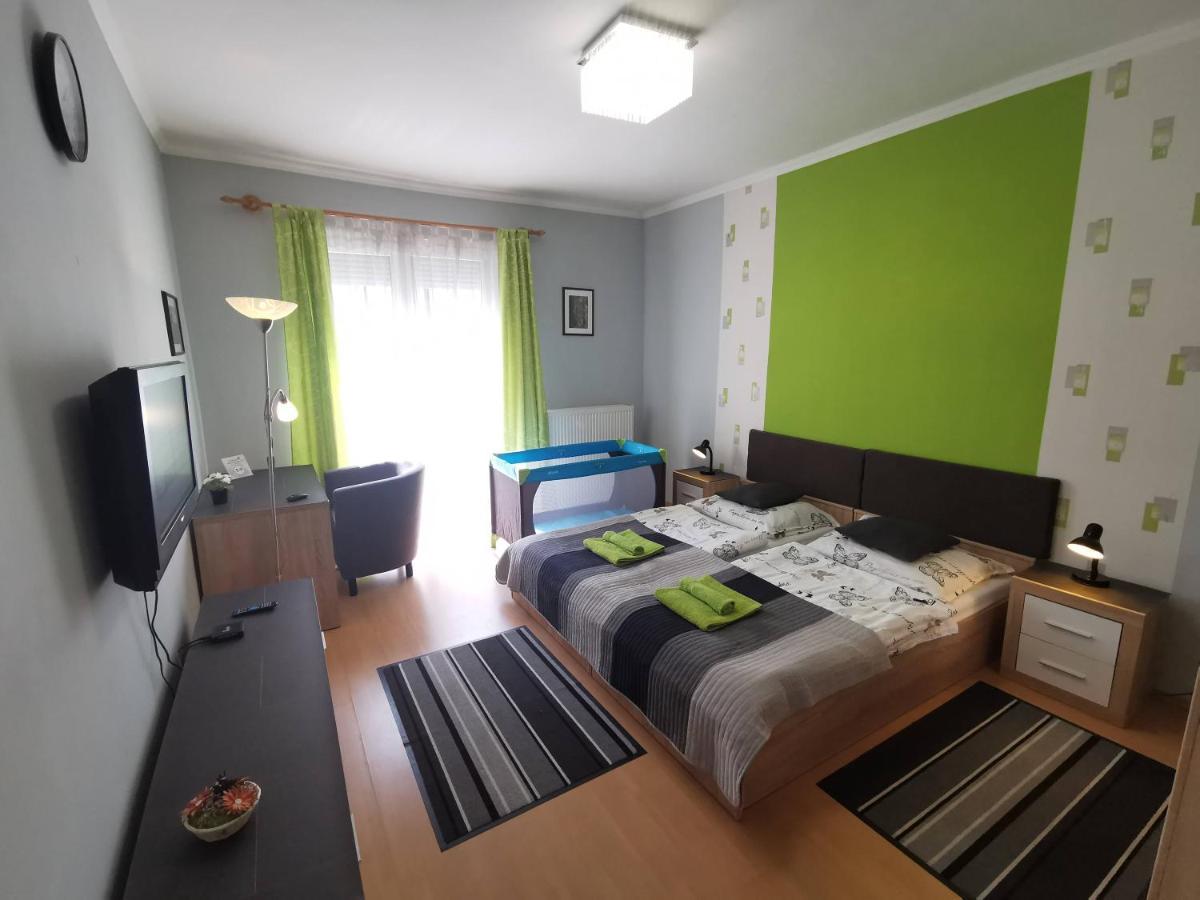 Smart Szallas Apartman Мішкольц Екстер'єр фото